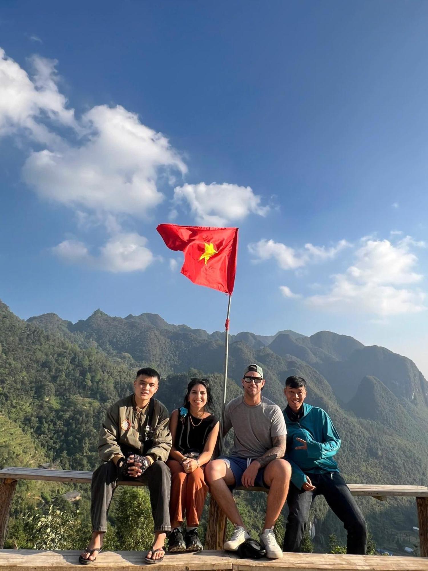 Hg Hostel Provide Tours & Motorbikes Ha Giang Exteriör bild
